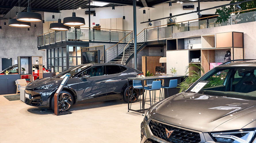 Schauraum und Verkaufshalle des Autohauses Fischer in Celle