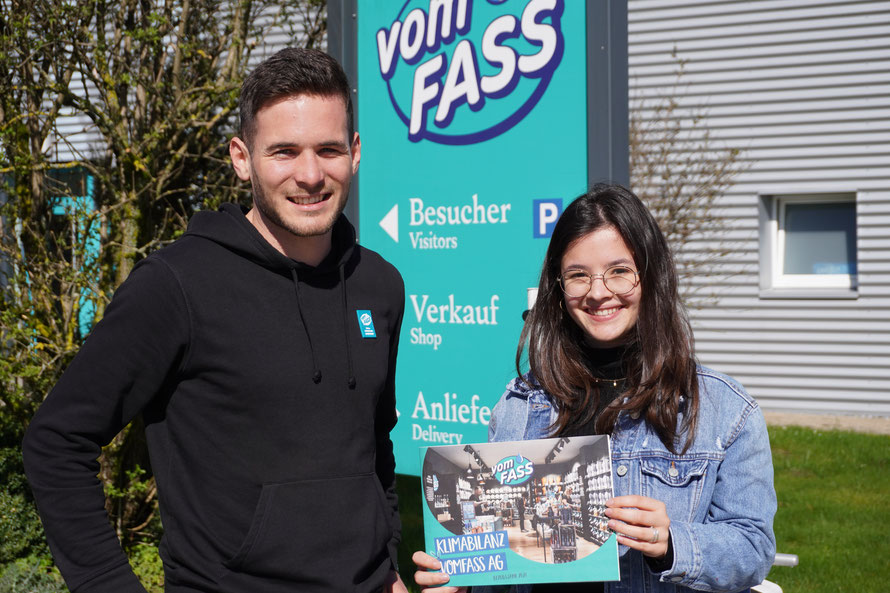 Nachhaltigkeitsmanager Tobias Haußmann mit KLIMABILANZ / Foto © Vom Fass AG