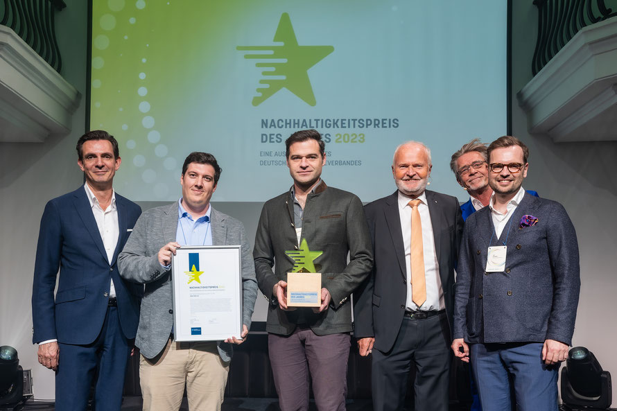 Kai Enders (Präsident Franchiseverband), Dustin Andrews (VOM FASS AG), Thomas Kiderlen (Vorstandsvors. VOM FASS AG), Wolfgang Becker (Vorst. CRONBANK AG), Dr. Hajo Schumacher, Jan Schmelzle (Franchiseverband). Foto: Deutscher Franchiseverband Stefan Zeitz