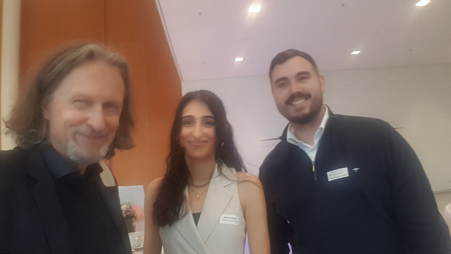 Thomas Matla mit Melisa Aylin Özege, Business Community & Bastian von Bomhard, Roboshare GmbH beim «Tag der Franchise Expansion 2024» in Düsseldorf © Bellone Franchise Consulting GmbH