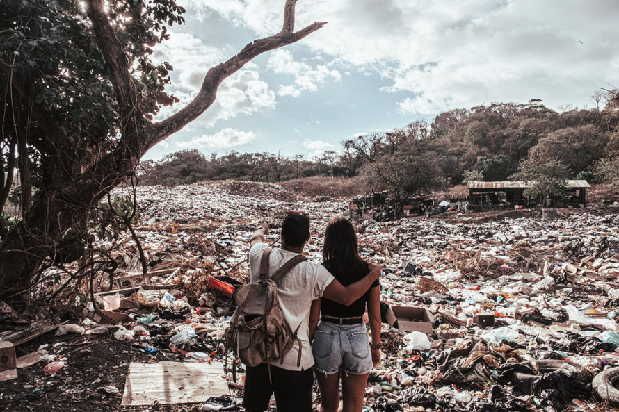 Khalil Radi und Anna Gracia Herbst in Nicaragua (on a waste dump) © BUY FOOD WITH PLASTIC