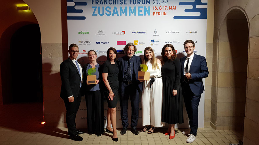 Gewinner:innen des Green Franchise Award 2022: v.l.n.r. Johannes Braith (Storebox), Maja Schneider (FiltaFry), Prof. Veronika Bellone&Thomas Matla (Initianten), Diana Schubert, Magdalena Mathoi, Moritz Lösch (Storebox) © Bellone Franchise Consulting GmbH