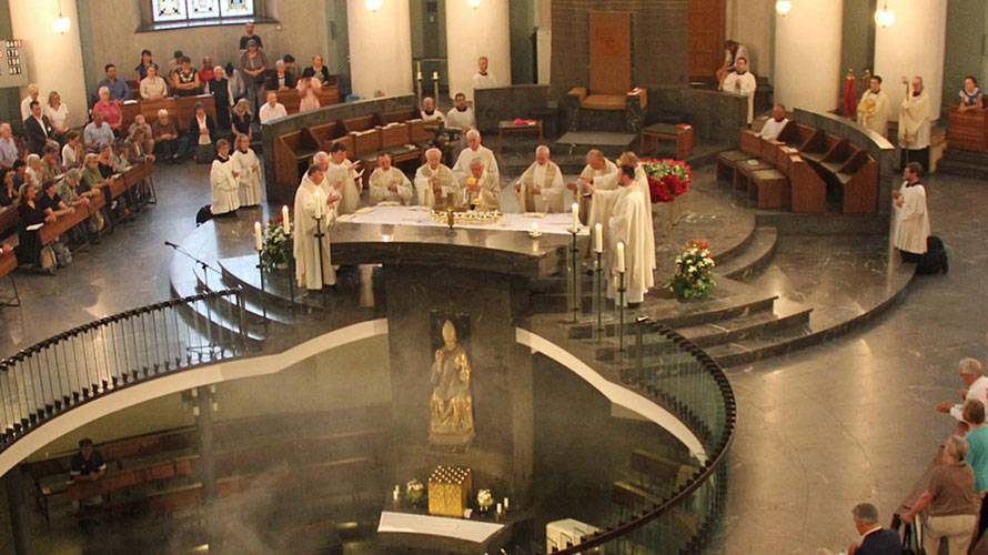 Der originalen Altar der Hedwigskathedrale ist gut sichtbar und das Messopfer auch bei Pontifikalämtern für Gläubige mitzuerleben.