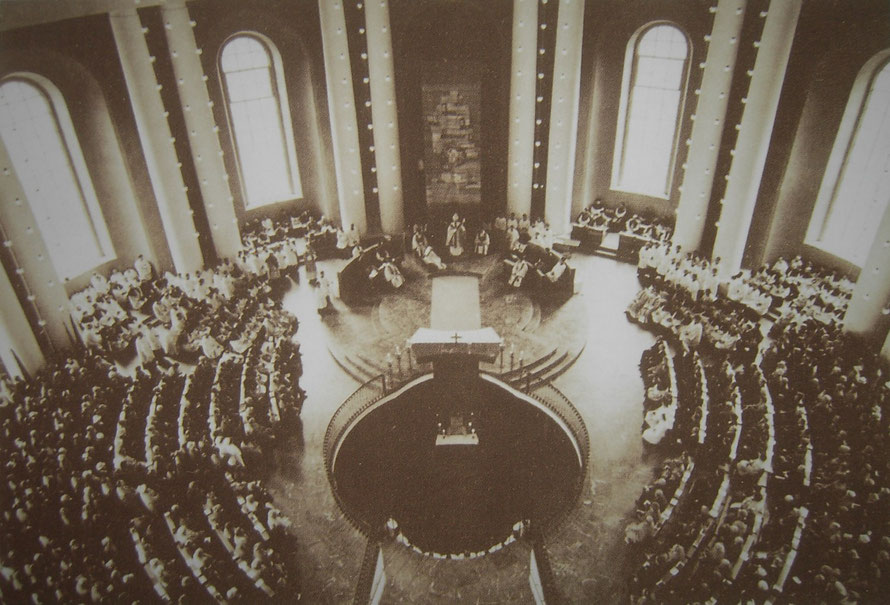 Blick in die Kathedrale bei originaler Bankaufstellung – Altarweihe durch Kardinal Alfred Bengsch zu Allerheiligen 1963