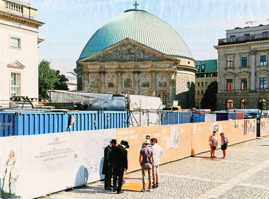 Bei der benachbarten Staatsoper, hier noch als Baustelle, wurden die Baukosten immer teurer –aber die Bauherren der katholischen St.Hedwigs-Kathedrale haben ja ein volles Konto  ___Foto: Jörg Brüggemann / Ostkreuz-