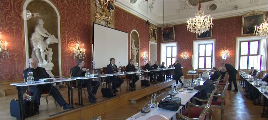 Podium der Herbstvollversammlung  der DBK 2020 im Fürstensaal des Fuldaer Schlosses bei der Festlegung von maximalen Obergrenzen für die Entschädigung von Opfern sexueller Gewalt, die von Kirchenvertretern ausgeübt worden ist.  (Foto: ZDF)