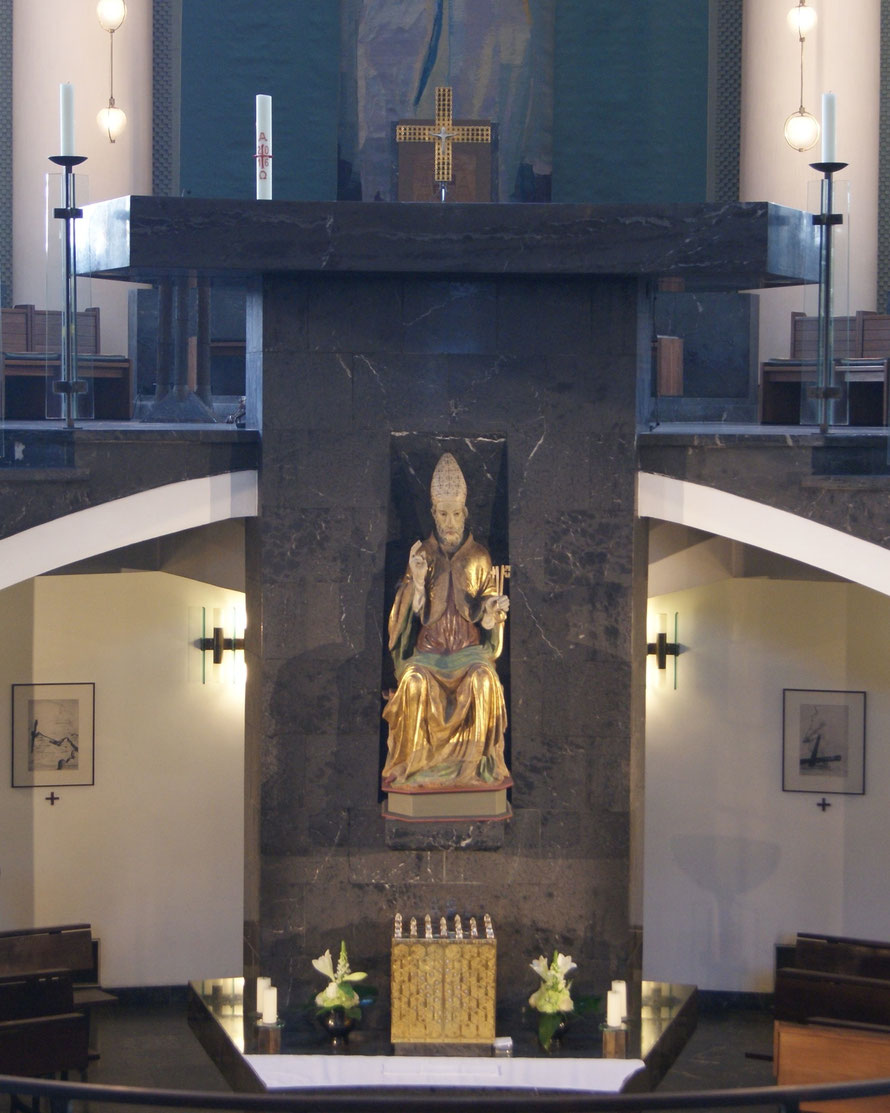 Altarblock in der St. Hedwigs-Kathedrale mit der unteren und oberen Altarmensa _ Foto: Werner J. Kohl