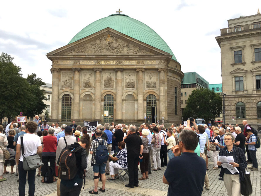 Protestkundgebung gegen die vom Erzbistum Berlin geplante Denkmalzerstörung der Hedwigskathedrale __Foto: Martin Sachse 15.08.2018