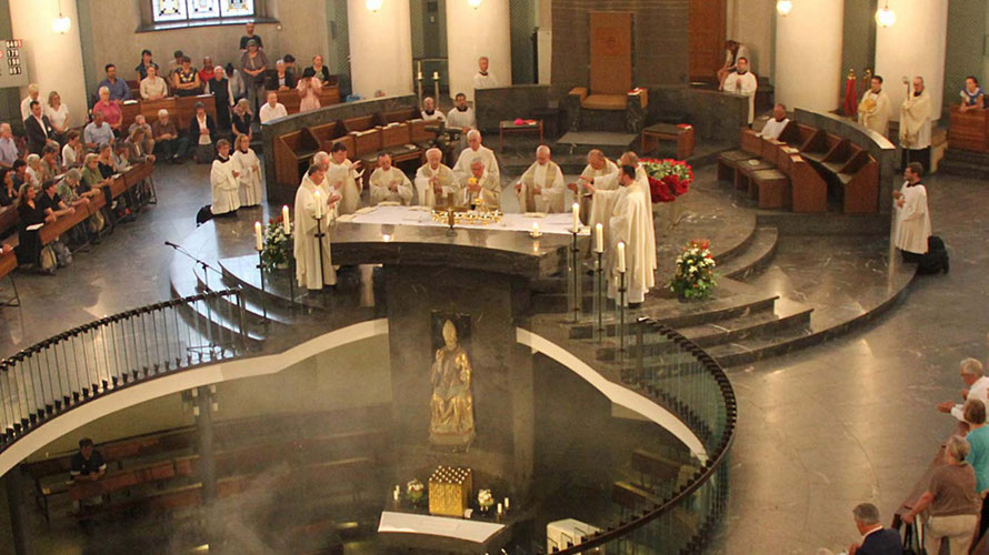 Der originalen Altar der Hedwigskathedrale ist gut sichtbar und das Messopfer  auch bei Pontifikalämtern für Gläubige mitzuerleben.