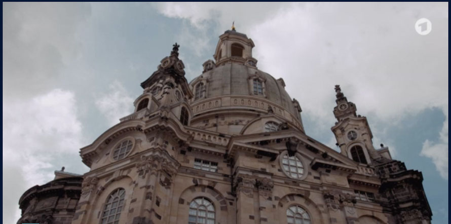 "Die Frauenkirche am Dresdner Neumarkt. Mit viel Enthusiasmus nach der Wiedervereinigung neuaufgebaut. Heute ein Magnet für Touristen. Aber Dreiviertel der Sachsen haben mit Kirche nichts mehr am Hut. Kirche – eine Erinnerung an früher" (Zitat_ARD)