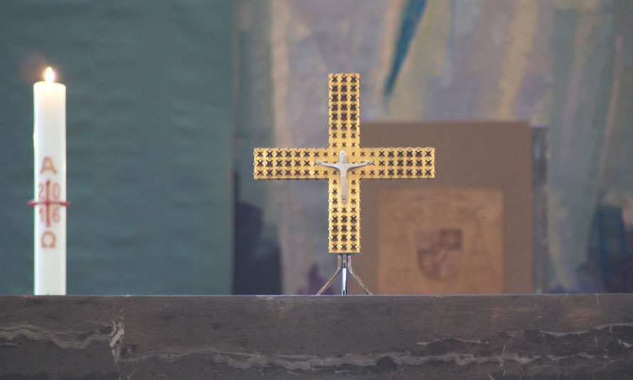 Altarkreuz auf dem Hauptaltar der St. Hedwigs-Kathedrale mit Osterkerze und Kathedra im Hintergrund _ Foto: Werner J. Kohl