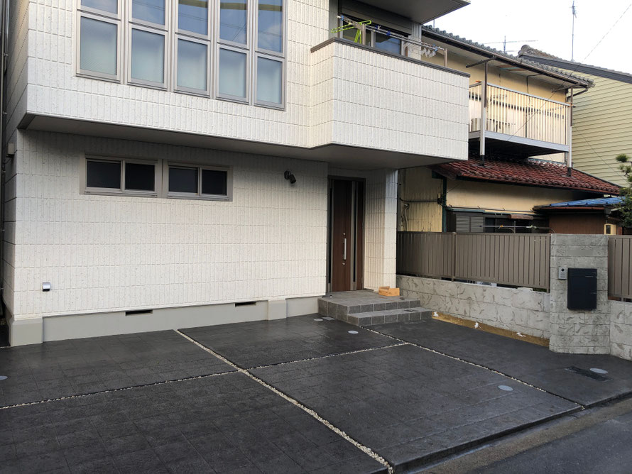 タイヤ痕　タイヤ跡　タイヤNo痕　タイヤノーコン　コンクリート　駐車場　土間　劣化　耐久年数　水垢　汚れ