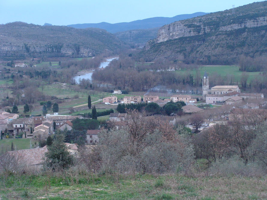 Village de Rosières, les falaises des Grads, et la rivière la Beaume (photo prise en février)