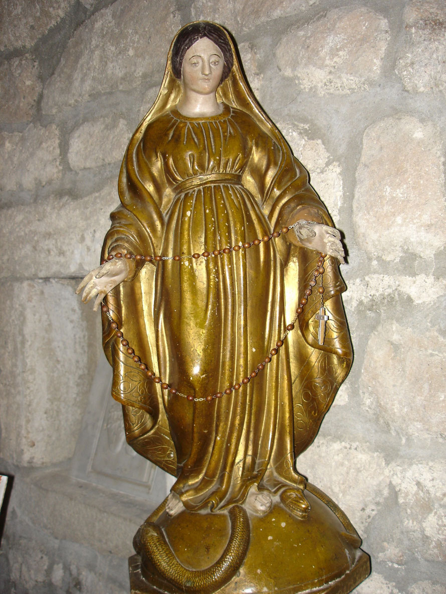 Statue à l'intérieur de l'église de Montselgues.