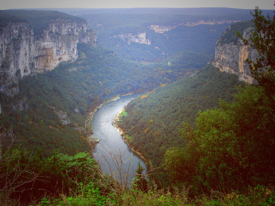 Gorges de l'Ardèche. (à environ 30-40 km. du gîte). Site grandiose, sauvage et protégé, ces gorges sont longues de 30 km.