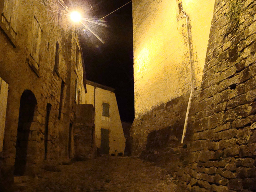 Autour du château des ducs de Joyeuse, la rue de la Bise à minuit.