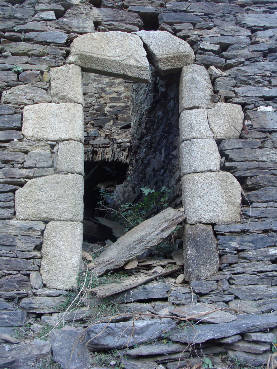 Porte dans une ruine isolée vers Saint-André-Lachamp. Patrimoine en voie de disparition.