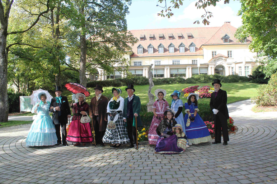 Gruppe vor dem Kurhaus