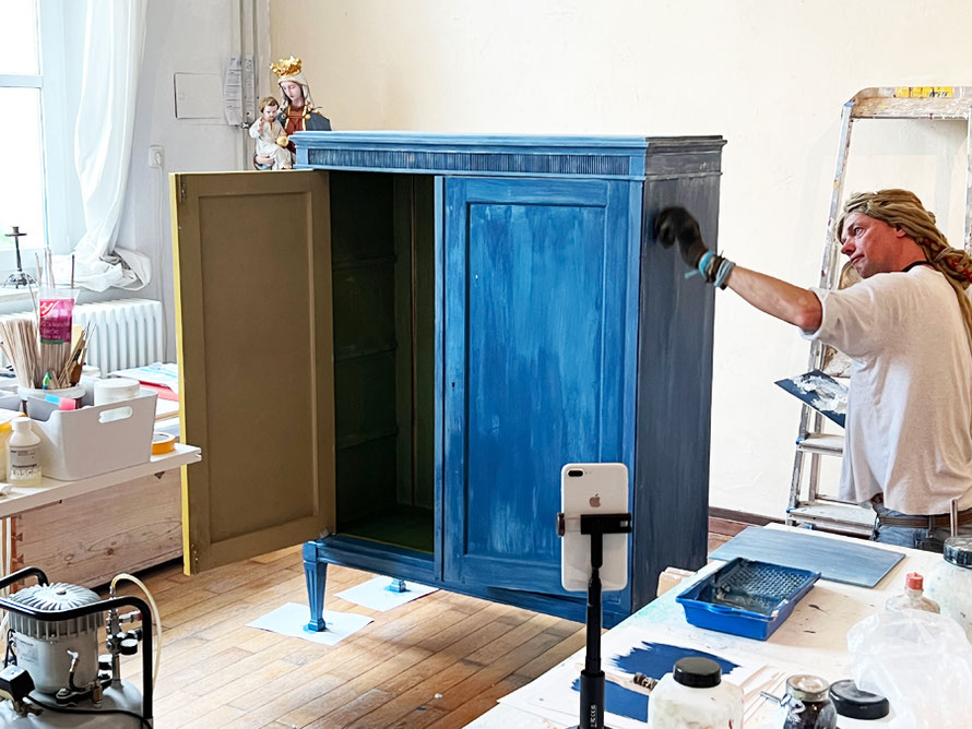 Entdecke in einem Kunstkurs von Alina Cesár selbst gemachte Naturfarben für Möbel 