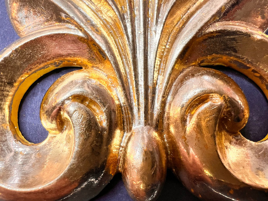 Vergoldetes Stuckornament, gestaltet von Teilnehmern im Tageskurs Vergolden mit echtem Blattgold.