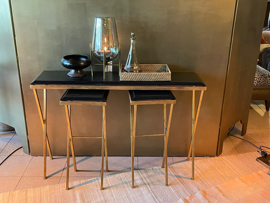 Von einer Kundin im Maltechnik-Einzelkurs vergoldetes Beistelltischchen für ein Interieur-Design-Projekt im Atelier Alina Cesár
