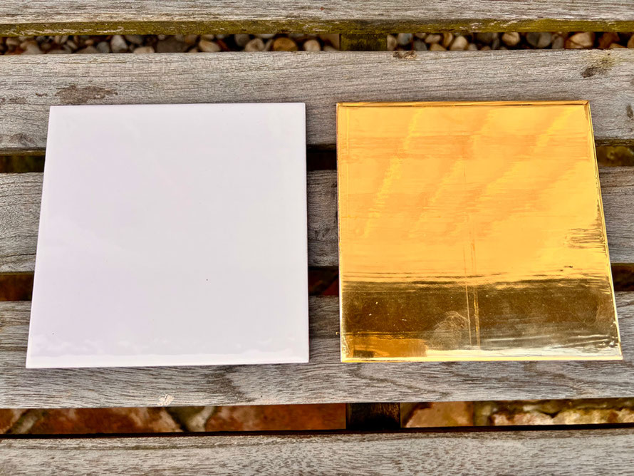 Vergoldete Fliese beim Üben im Seminar – Hochglanz-Vergolden mit echtem Blattgold erlernen.