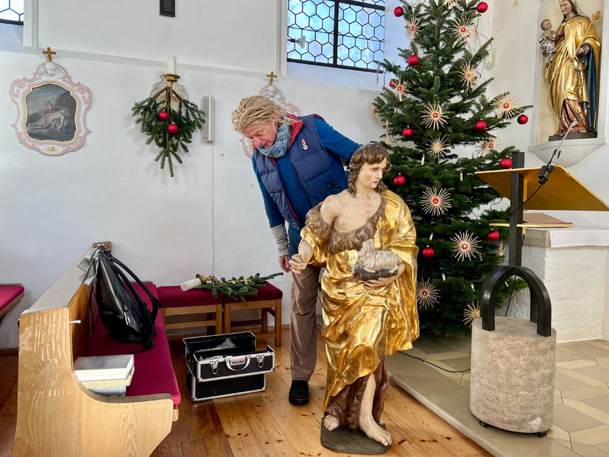 Restaurierte Holzfigur des heiligen Johannes wird nach Abschluss der Restaurierung in die Kirche zurückgebracht und für die erneute Aufstellung vorbereitet.