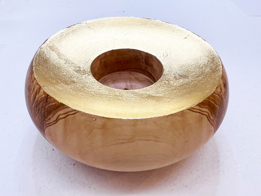 Vergoldetes Holz-Teelicht, das ein Kursteilnehmer im Maltechnik-Einzelkurs im Atelier Alina Cesár selbst gestaltet hat.