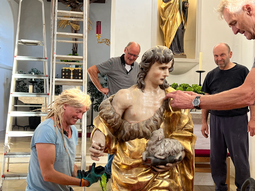 Restaurierung des Heilige Johannes von 1630 aus der Heilig Kreuz Kirche in Eurasburg, Bayern