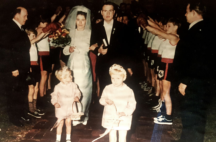 Boxer stehen Spalier in Brinkum bei der evangelischen Kirche: Hochzeit Lothar und Inge Irmer, geb. Gellermann, 11. November 1967