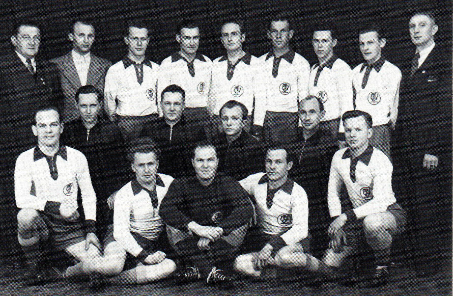 1. Herren 1954 Vizemeister der Verbandsliga; hinten: Timmermann, Denker, W. Dorn, Schostag, Becker, P. Hoffmann, W. Erlebach, Kretschmer, H. Otersen; Mitte: H. Erlebach, Heinrich, Born, Thöle; vorn: Fick, Cordes, Brase, Wende, G. Erlebach