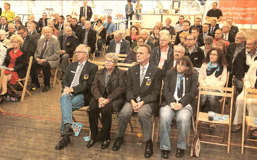 Foto: Ehlers/Kreiszeitung        Rund 100 Gäste verfolgen den Festakt in einem Zelt.
