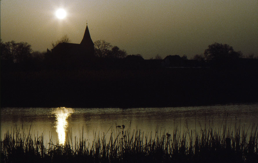 Felicianus-Kirche mit Kirchweyher See / Sonnenuntergang 1984