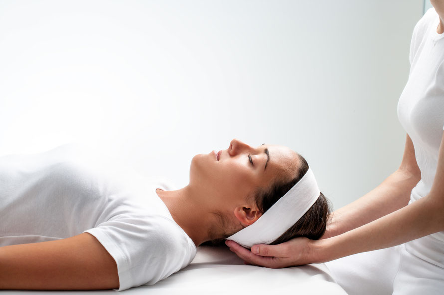 soin Reiki - crédit photo : Adobe Stock