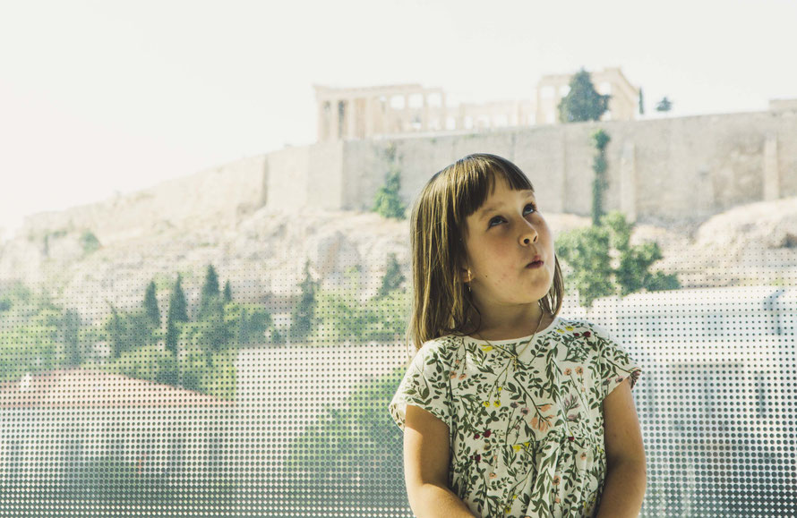 Mathilda im klimatisierten Museum vor der Akropolis