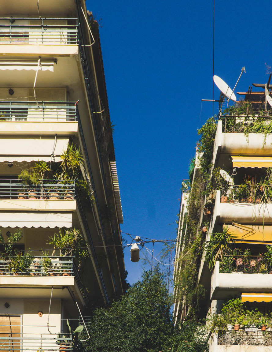 Typisches Straßenbild der grünen Häuser in Exarchia