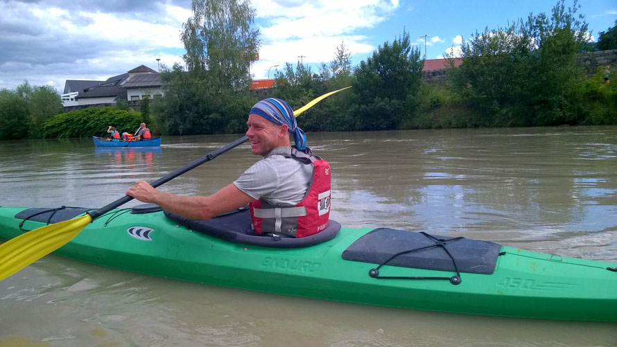 Ein Kanu und ein Seekajak fußabwärts unterwegs auf der Drau bei Villach