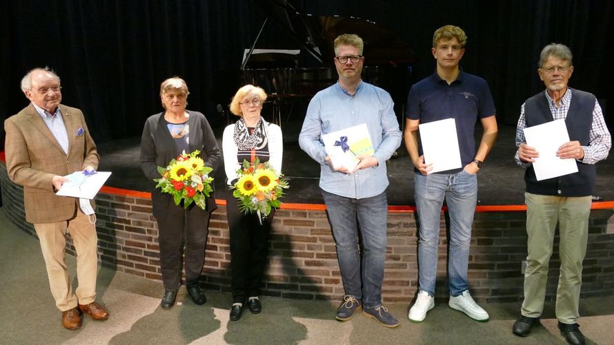 Gruppenbild mit zwei Damen:  Die PreisträgerInnen Johannes Schneider, Elfriede Meinert, Ingeborg Wöhlke, Philipp Schneider, Ben Dreger und Jürgen Dammers (v.l.)