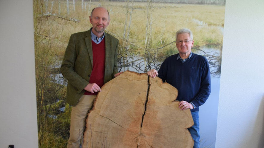 Die Rotarier Jens Bosse und Peter Heydorn stellten die Baumscheibe vor