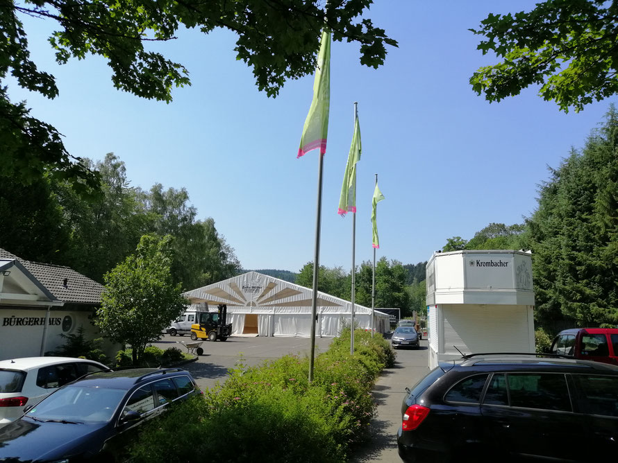 ... weil hier am Freibad-Parkplatz, ein großes Festgelände entsteht.