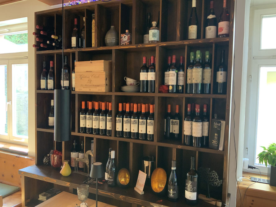 Gefülltes Weinregal mit Flaschenweinen im Grünen Baum Merzhausen
