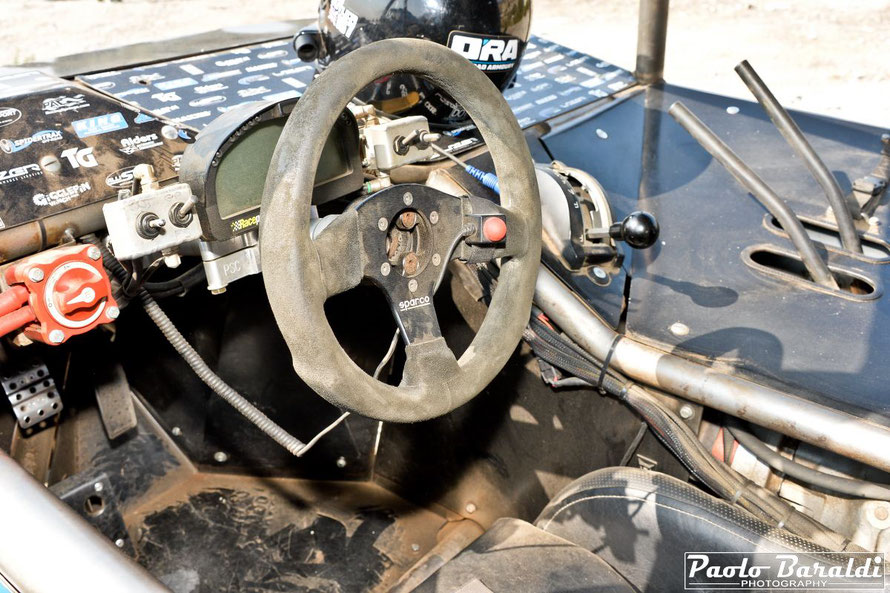 Un piccolo volante da corsa rimovibile, sedili anatomici e finimenti completano la cabina con il cruscotto Racepak IQ3