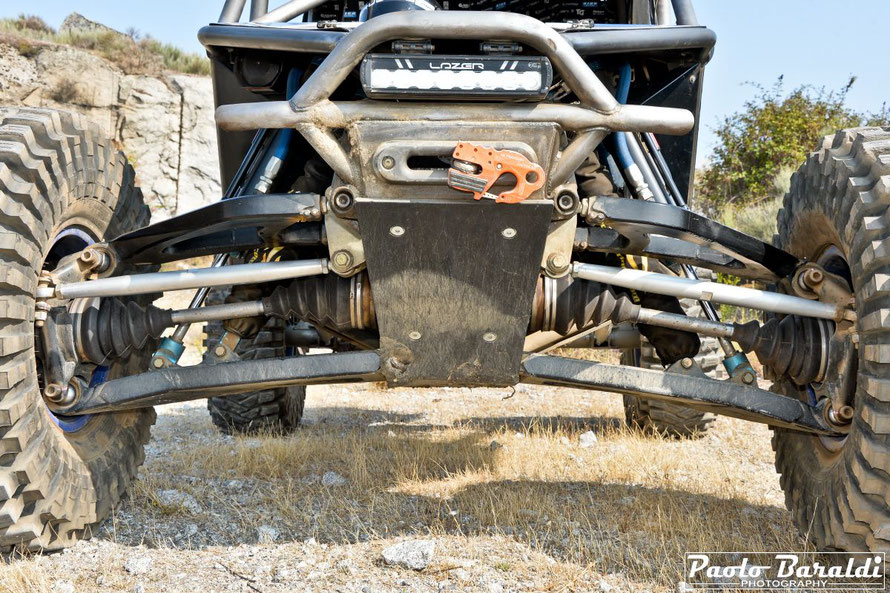Il kit IFS è di Jimmys 4×4 con giunti omocinetici RCV serie 30 e blocco del differenziale ARB RD99CE. L’impianto sterzante idraulico è della Howe Trophy Truck.