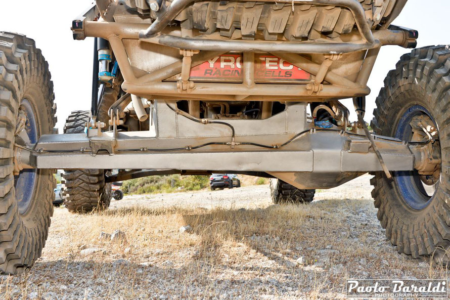 Il ponte rigido posteriore è uno Spidertrax 4” Pro con differenziale spool, tutto a destra per allinearsi con cambio e riduttore, con coppie coniche Gearworks da 10”. L’americana Spidertrax è infatti specializzata nella produzione di ponti rigidi ad alte
