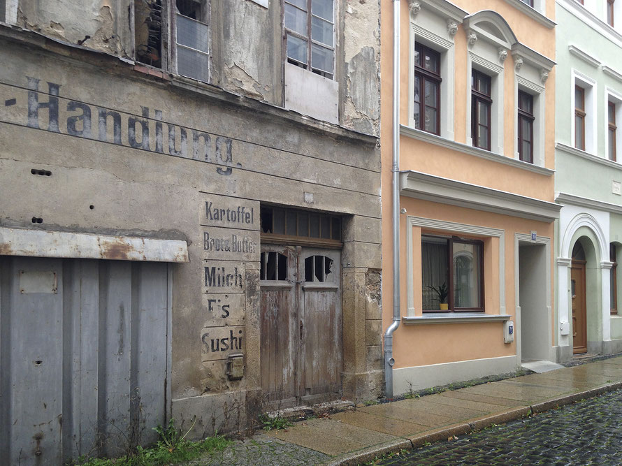 Die ehemalige Feinkosthandlung in der Krischlstraße in Görlitz. Der Schriftzug "Sushi" ist eine Intervention im öffentlichen Raum von Isabelle Enders ergänzt.