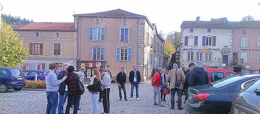 Les A.V.F. et leurs mécènes au pied du donjon.