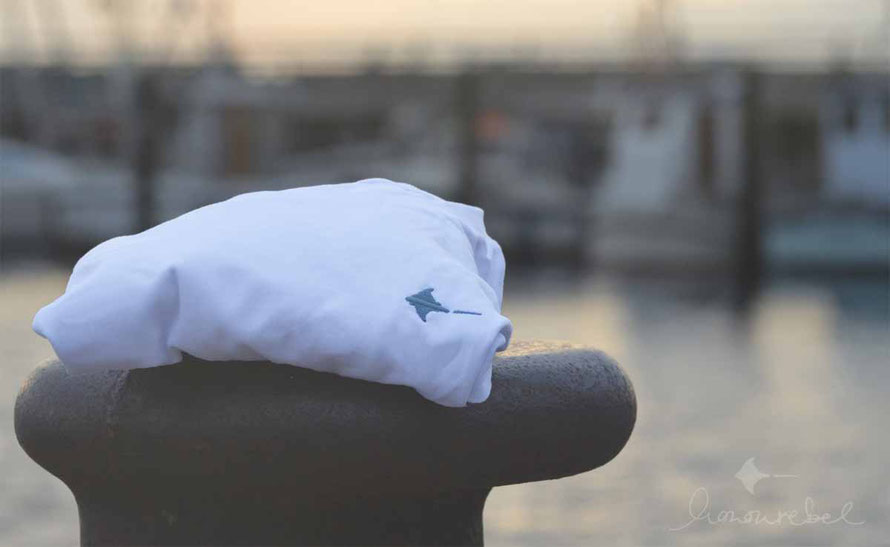 Nachhaltige Kieler Mode. Weißes Herren T-Shirt aus Biobaumwolle mit gesticktem blau-grauen Rochen Logo von honourebel Slow Fashion.