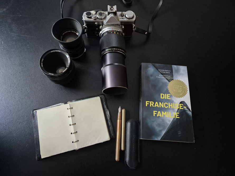 Die Franchise-Familie, Band 1, Doppelband, Detektivroman von Veronika Bellone & Thomas Matla © Kunstwirtschaftler 05/2025