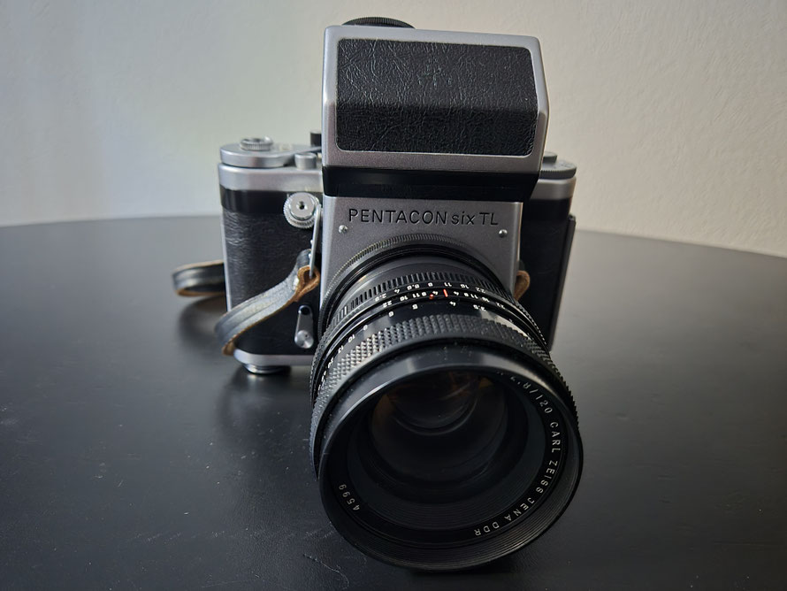 Theodor Karl Löbers Kamera: PENTACON SIX TL mit Objektiv MC BIOMETAR 2,8/ 80 mm sowie TTL Prismensucher © Kunstwirtschaftler
