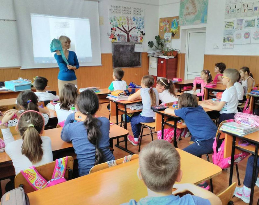 Dissemination of how to cope with traumatic experiences in different schools by a center against domestic violence